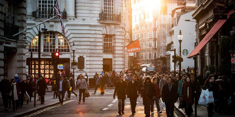 元宇宙穿搭革命：数字时装如何重塑虚拟身份与未来服饰消费