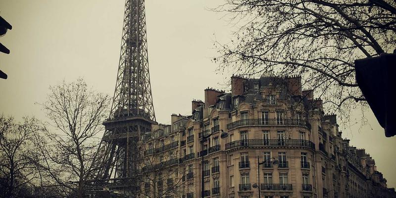 时尚摄影的叙事力量：如何通过视觉影像构建品牌世界观与穿搭哲学